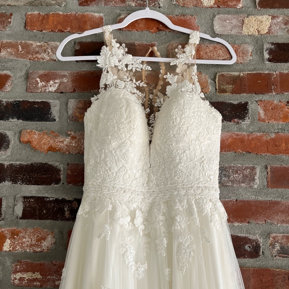 Elegant White Lace Wedding Dress